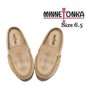 Minnetonka Moccasin Mules Suede Beige Neutral Slip-On Shoes Size 6.5